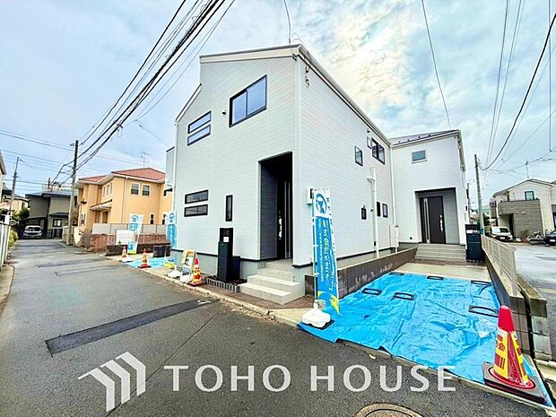 街並みの風景に包み込まれながら、瀟洒な印象も湛えて佇みます。