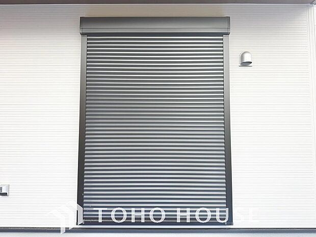 台風などの激しい雨風からお家を守るのはもちろん、空き巣対策などの防犯抑止や防音にも効果を発揮します。