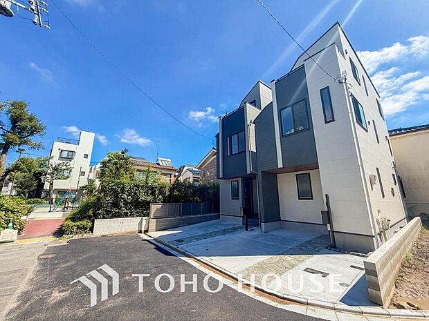 街並みの風景に包み込まれながら、瀟洒な印象も湛えて佇みます。