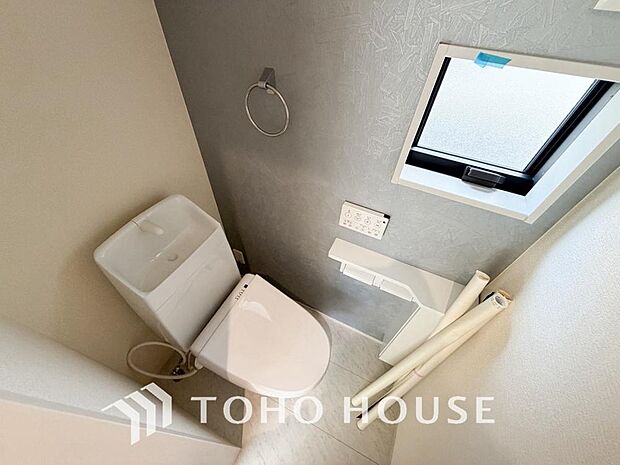 清潔な空間であって頂けますように、目に留まるだけではなく、汚れをふき取り易いフロアと壁紙をチョイス。