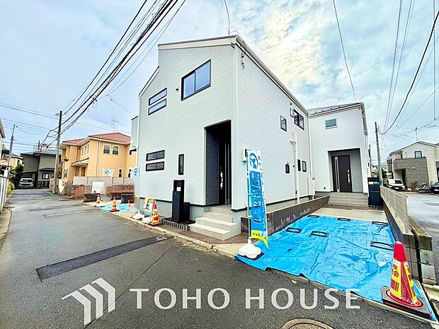 街並みの風景に包み込まれながら、瀟洒な印象も湛えて佇みます。
