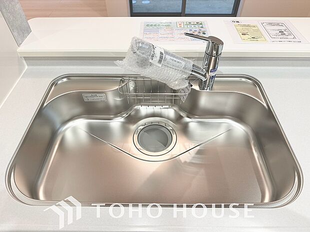 ワンタッチで浄水と原水を切り替えできる浄水器一体型水栓は水道水に含まれる有害物質を除去してくれます。