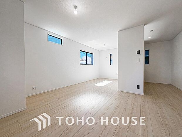 光が注がれる青い空から鮮やかに赤色にゆっくりと染まる。そんな優しい時間がここでは流れてゆく。