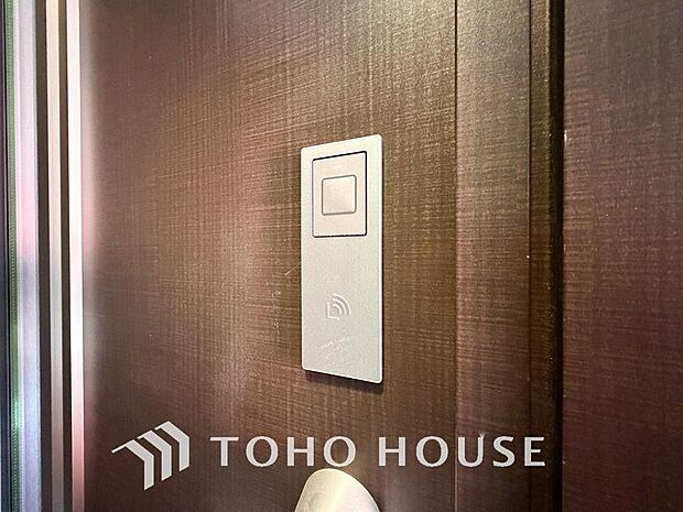 防犯対策への意識が高まっている最近では、補助錠として鍵穴のない電子錠を選ぶ方も増えています。