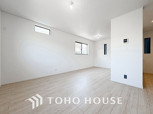 光が注がれる青い空から鮮やかに赤色にゆっくりと染まる。そんな優しい時間がここでは流れてゆく。