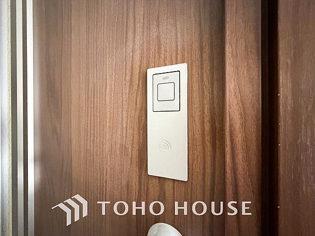防犯対策への意識が高まっている最近では、補助錠として鍵穴のない電子錠を選ぶ方も増えています。