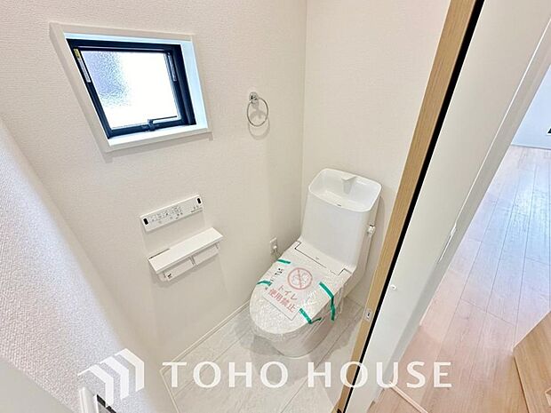 十分な広さと清潔感のあるカラーで纏まったおトイレ。時間に余裕とゆとりを持たせます。