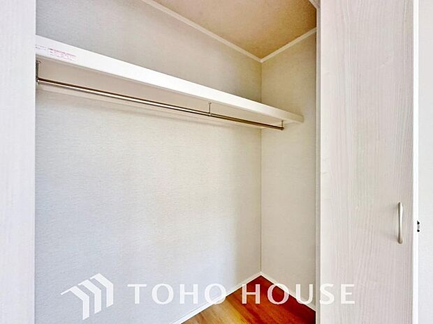 建物内部の収納には拘りました。共有部分に設けた収納。お荷物が多い方にも安心です。
