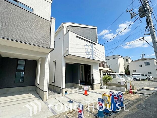 街並みの風景に包み込まれながら、瀟洒な印象も湛えて佇みます。