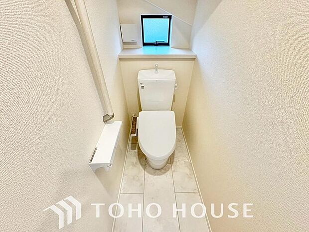 清潔な空間であって頂けますように、目に留まるだけではなく、汚れをふき取り易いフロアと壁紙をチョイス。