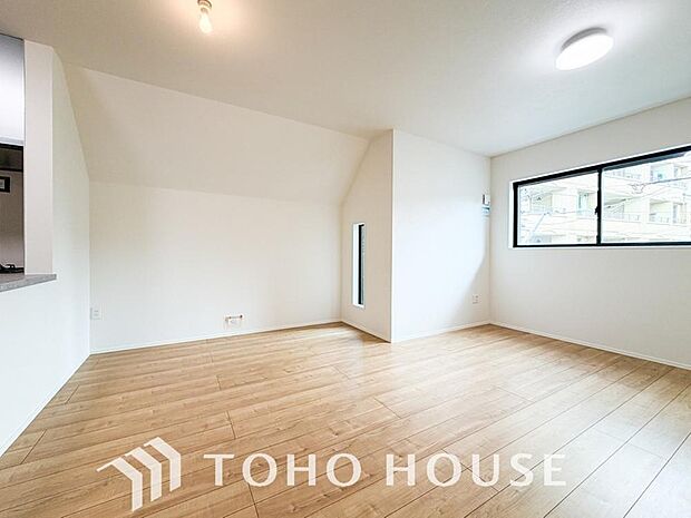 光が注がれる青い空から鮮やかに赤色にゆっくりと染まる。そんな優しい時間がここでは流れてゆく。