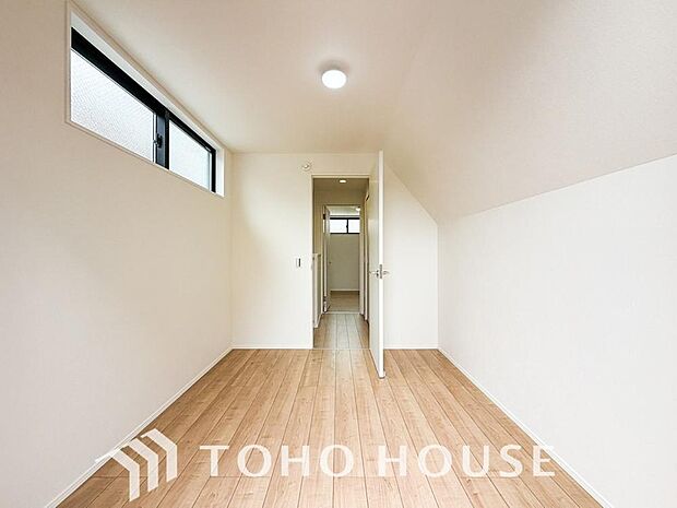 一日の疲れを癒やしてくれる主寝室。時を忘れて過ごす場所として過ごせるお部屋。