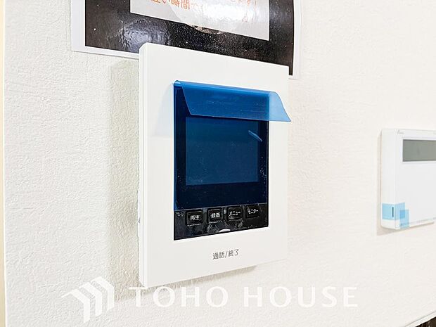 誰が来てもわかる様にモニター付きインターホンを設置。家事導線を考慮した個所に設置し、防犯性と利便性に優れ快適と安らぎを合わせた優しい設計。