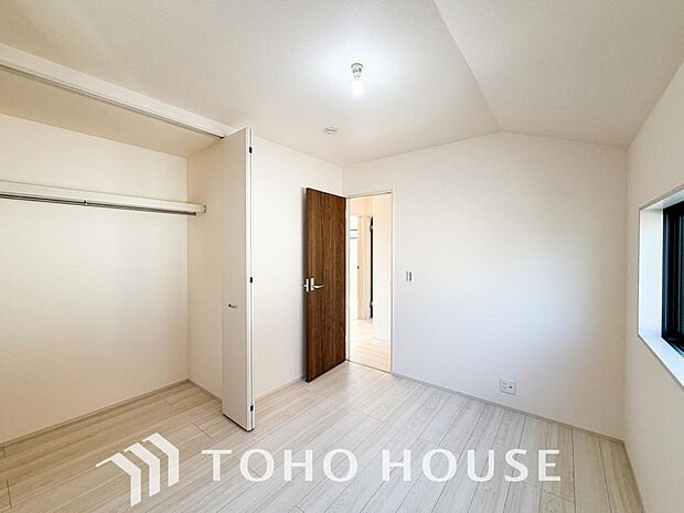 一日の疲れを癒やしてくれる主寝室。時を忘れて過ごす場所として過ごせるお部屋。