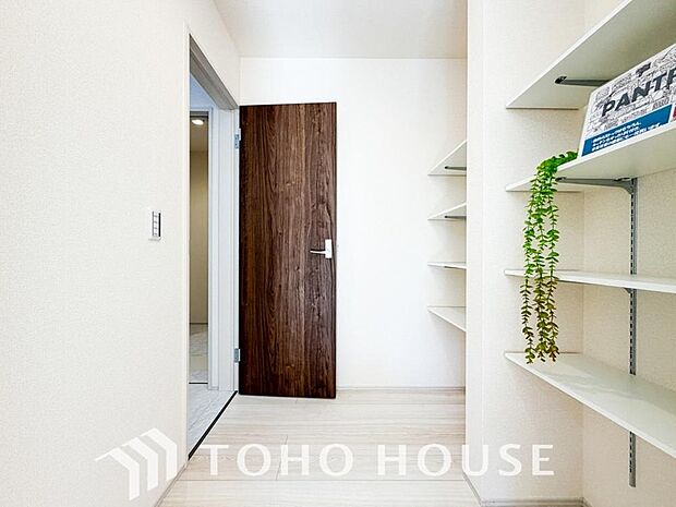 建物内部の収納には拘りました。共有部分に設けた収納。お荷物が多い方にも安心です。
