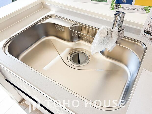 「浄水機能一体型水栓」安全でおいしい水を手軽に。ボタンひとつで浄水と原水に切り替わる浄水器一体型水栓。お米を研ぐ際やお子様のためのご飯をつくる際に、ちゃんときれいなお水を使える安心も備わっています。