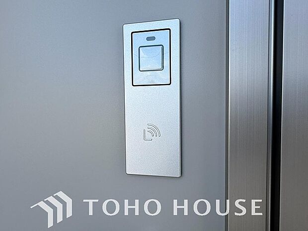 ICチップ内蔵のカードやボタン操作で、玄関扉の施錠・解錠ができるスマートキーを完備。鍵をポケットに入れたままボタンを押すか、カードをかざすだけで開閉するため、毎日の出入りが劇的にラクで快適になります。