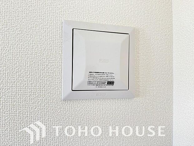 「24時間換気システム」24時間換気を行う呼吸をする家。小屋裏と壁体内の強制的な換気も同時に行っており、建物の構造体の中の湿気も戸外に排気して建物の耐久性を高める役割も担っています。