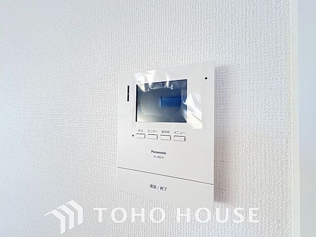 見える安心をカタチにしました。誰が来ても一目で相手の顔がわかる、モニター付きインターホンを設置しています。お子様の留守番時や防犯面でも、非常に効果的で、毎日の暮らしに確かな安心感をプラスする設備です。