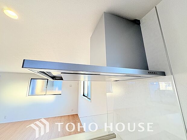 調理中の煙や臭いを、効率よく排出し、キッチン空間を清潔に保つレンジフード。リビングに臭いが広がるのを防ぎ、いつでも爽やかな空間をキープします。お料理の時間をより快適に、スマートにサポートする設備です。