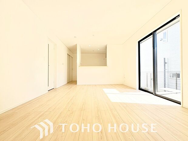 光が注がれる青い空から鮮やかに赤色にゆっくりと染まる。そんな優しい時間がここでは流れてゆく。