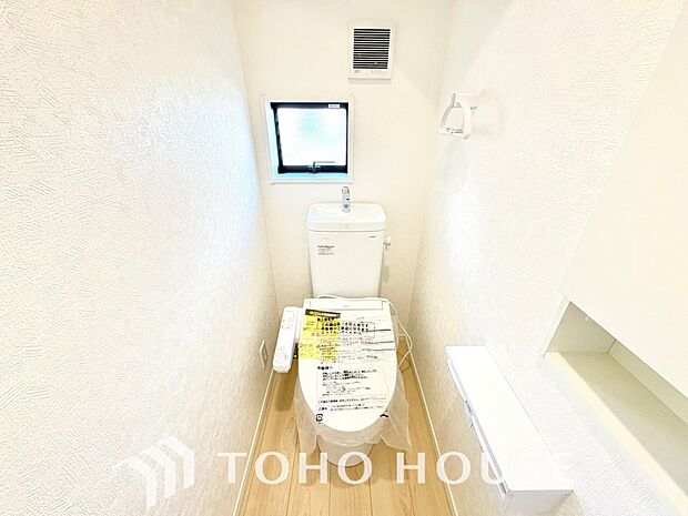 十分な広さと清潔感のあるカラーで纏まったおトイレ。時間に余裕とゆとりを持たせます。