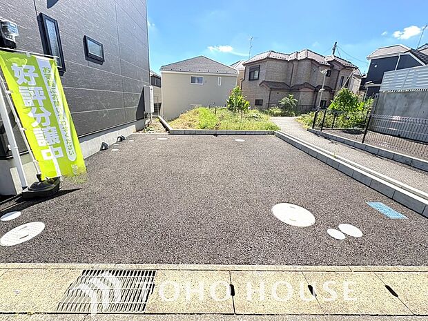 ゆったりとした駐車スペースを確保いたしましたので、大きめのお車でも駐車可能です。