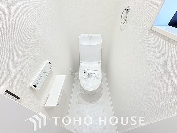 清潔な空間を保てるよう、お手入れのしやすさにもこだわり、汚れをサッと拭き取れる床材と壁紙を採用。快適な温水洗浄便座に加え、手洗い一体型のトイレはスペースの節約ができ、ゆったりとした空間が確保できます。