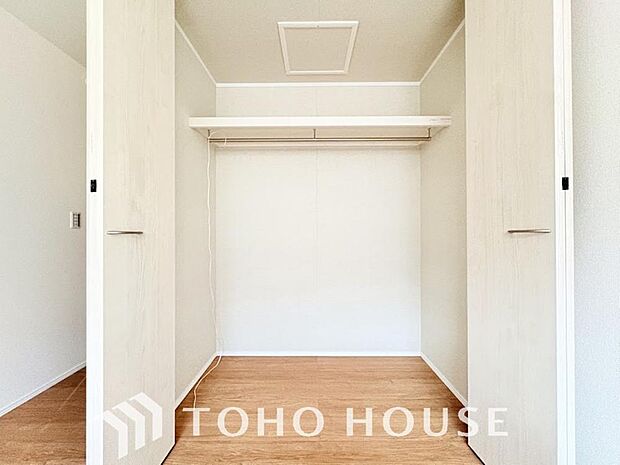 クローゼット完備で、家具配置がしやすいシンプルな居室。画像と現地では、お部屋の広さや天井高の開放感など、印象が大きく異なります。ぜひ現地に足を運んでいただき、ご自身の目で本当の魅力を確かめてください。