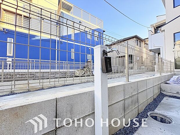 お庭には便利な屋外水栓を完備しました。愛車のお手入れやガーデニングへの水やり、外回りのお掃除の際など、近くに水場があるだけで、日々の作業がぐっとスムーズに。戸建てならではの快適さを実感できる設備です。