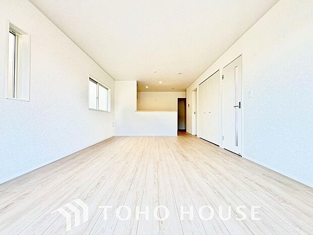 大型のテーブルやこだわりの家具も余裕を持って配置できる広々としたダイニング。リビングやキッチンとの一体感があり、様々なライフスタイルに合わせて自由なレイアウトを楽しめる、開放感に満ちた憩いの空間です。