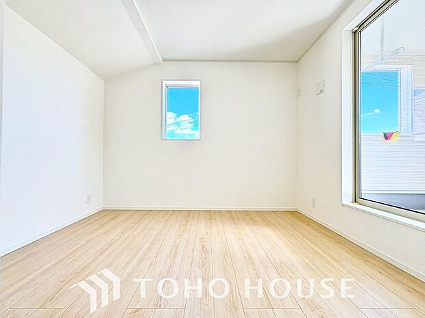 心と体をゆったりと安らげる主寝室。この贅沢なゆとりが大きい分だけ、日々の暮らしの安らぎは深まります。まるでホテルのような寛ぎに満ちた素敵なプライベート空間を、ぜひ現地の洗練された雰囲気でご体感下さい。