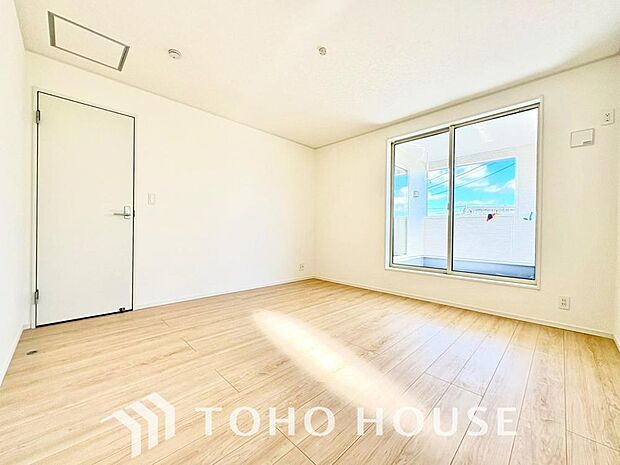 夫婦のプライベート空間として最適な広々とした主寝室。大型ベッドやドレッサーも余裕で配置できます。大型クローゼット完備で収納力もあり。一日の疲れを癒やし、心地よい眠りを叶える上質なプライベート空間です。