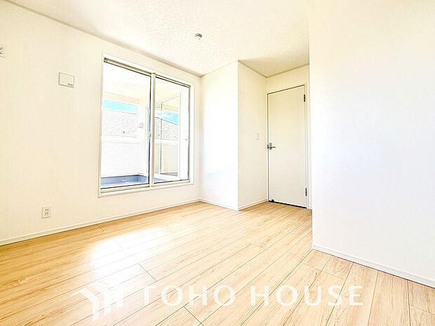 お子様の心と身体を見守る子供部屋。小さな自立心を育む工夫が施された空間設計です。将来の部屋割りや成長に伴う模様替えなども見据え、ご家族の明るい未来をイメージしながら魅力あふれる現地をぜひご覧ください。