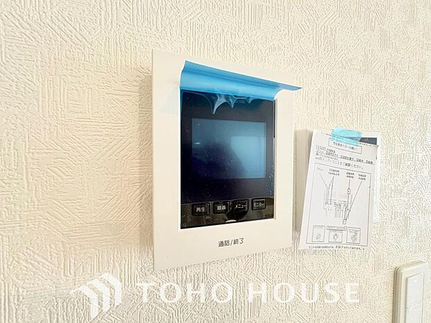 「見える安心」を実現するTVモニター付きインターホンを設置。来訪者の顔を室内から一目で確認できるため、防犯性が高く、お子様の留守番時も安心です。家族の安全を守る確かな配慮を、ぜひ現地でお確かめ下さい。