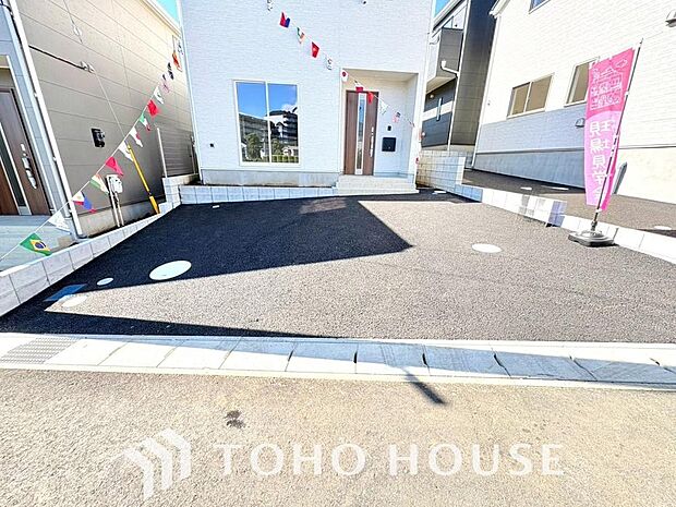 【マイカーをお持ちの方も安心。】敷地内に2台分の駐車スペースを確保。お買い物帰りの荷物の運び入れもスムーズです。セカンドカー用の駐輪・バイクスペースとしても活用でき、快適なカーライフをサポートします。