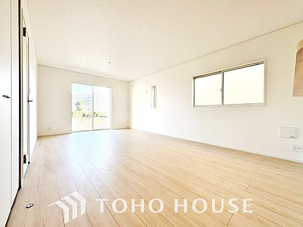 家族が自然と集まり会話が弾む居心地の良いダイニング。キッチンからの配膳や片付けがスムーズな動線設計で、毎日の食事の時間をより楽しく快適に演出します。沢山の笑顔と美味しい香りに包まれる住まいの中心です。