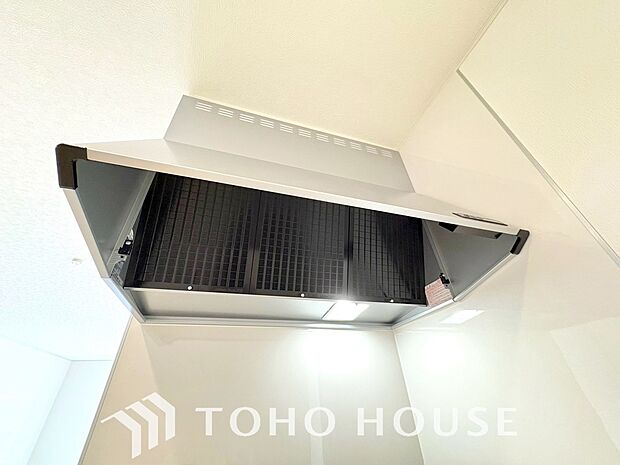 静音性や省エネ性に優れ、デザインもスタイリッシュな最新レンジフード。効率的な換気で料理を快適にし、面倒なお手入れの手間も省けます。空間を美しく、引き締める洗練された機能美を、ぜひ現地でお確かめ下さい。