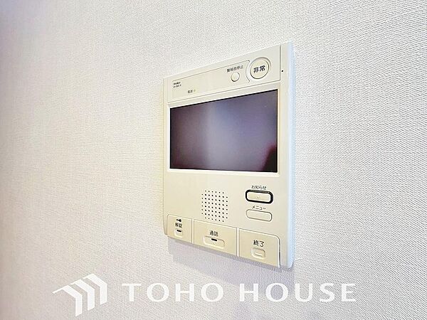 誰が来てもわかる様にモニター付きインターホンを設置。家事導線を考慮した個所に設置し、防犯性と利便性に優れ快適と安らぎを合わせた優しい設計。