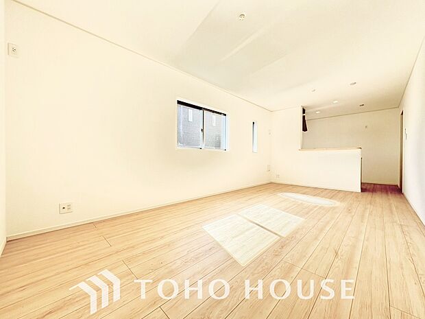 光が注がれる青い空から鮮やかに赤色にゆっくりと染まる。そんな優しい時間がここでは流れてゆく。