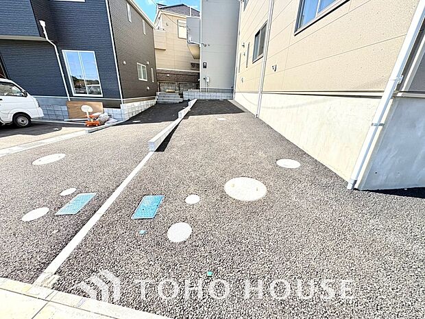 【マイカーをお持ちの方も安心。】敷地内に2台分の駐車スペースを確保。お買い物帰りの荷物の運び入れもスムーズです。セカンドカー用の駐輪・バイクスペースとしても活用でき、快適なカーライフをサポートします。