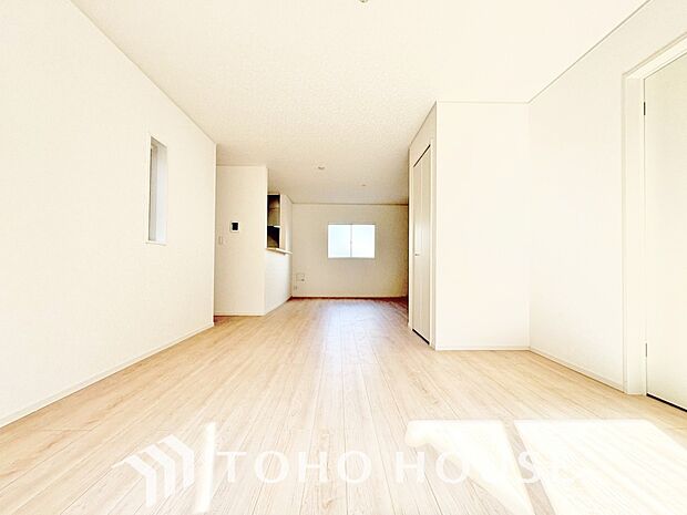 光が注がれる青い空から鮮やかに赤色にゆっくりと染まる。そんな優しい時間がここでは流れてゆく。