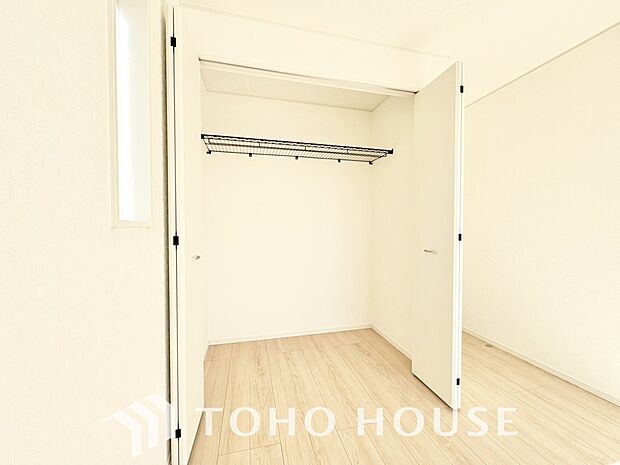 奥行きあるクローゼットを採用。衣装ケースや、掃除機といった物を収納できるような造りになっております。