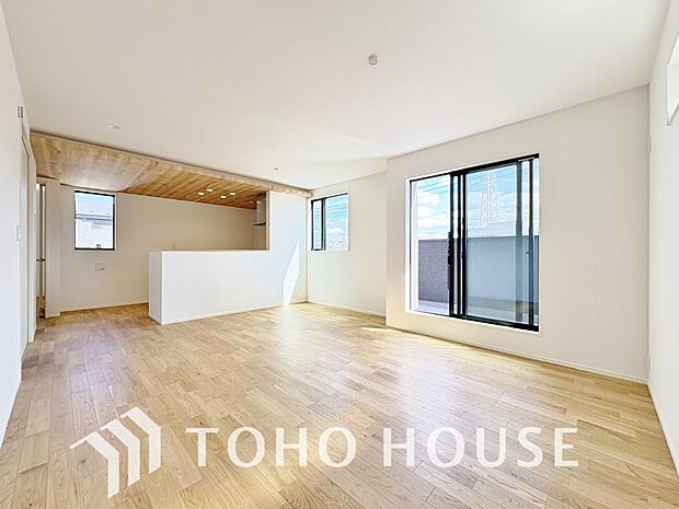 光が注がれる青い空から鮮やかに赤色にゆっくりと染まる。そんな優しい時間がここでは流れてゆく。