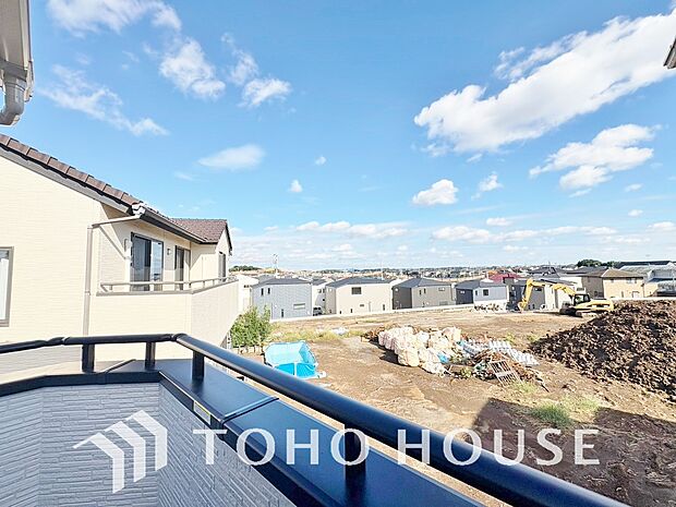 新居に住まう事で手に入れるものは、きっと日常にとっても貴重な存在となるはずです。通風・採光にも優れ、心地よい光と風があふれる住空間が毎日の暮らしに贅沢な開放感と最上の癒やしの時間を届けてくれるのです。