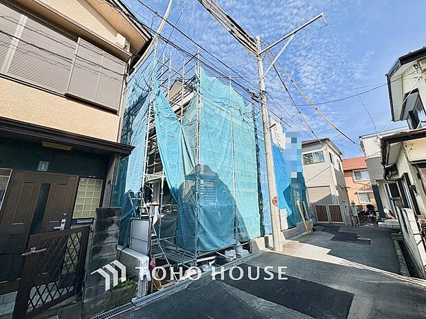 周辺環境とのコラボレーションにより明るく開放的な空間を演出しております。ここから始まる新しい日常はご家族にとって大切な時間となり、毎日の暮らしを少しでも豊かに、そしてより快適なものへと変えてくれます。
