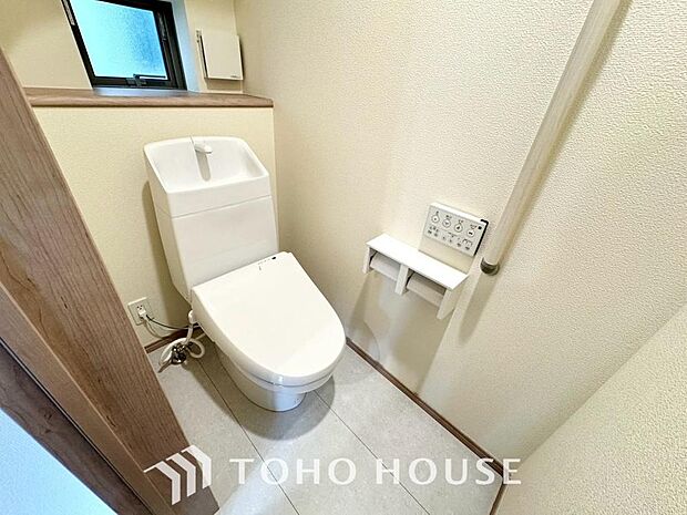十分な広さと清潔感のあるカラーで纏まったおトイレ。時間に余裕とゆとりを持たせます。