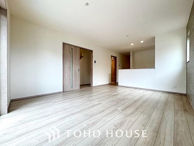 造りこんだ空間演出の妙が生み出す光と質のハーモニーはこの住宅のクオリティの良さを実感させてくれます。