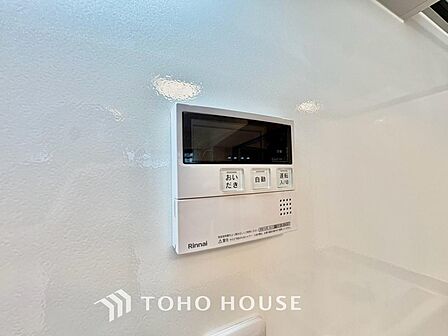 お風呂場と台所に操作リモコンがあり、キッチン近くにある給湯リモコンは、お料理の最中でもリビングで寛いでいるなかでもボタン一つで簡単に沸かせて便利ですね。