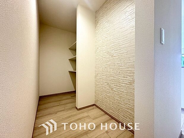 建物内部の収納には拘りました。共有部分に設けた収納。お荷物が多い方にも安心です。